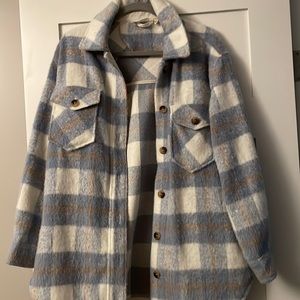 White and blue camel plaid oversized shacket by Jardines Domaine